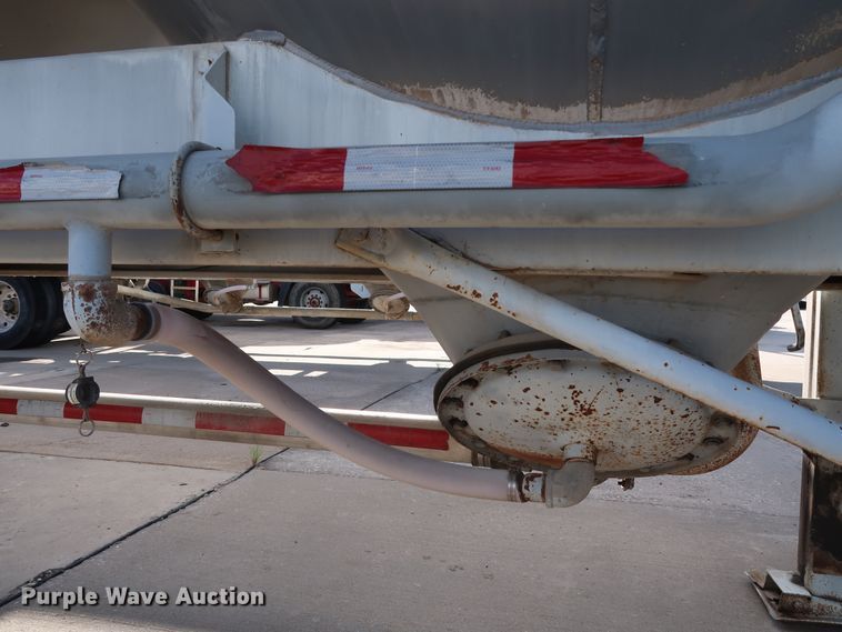 image for item DG7002 1991 Fruehauf HAB-F2-J1000 pneumatic dry bulk trailer