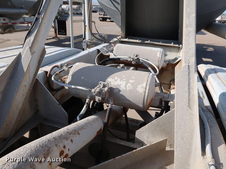 image for item DG7002 1991 Fruehauf HAB-F2-J1000 pneumatic dry bulk trailer