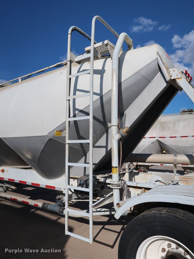 image for item DG7002 1991 Fruehauf HAB-F2-J1000 pneumatic dry bulk trailer