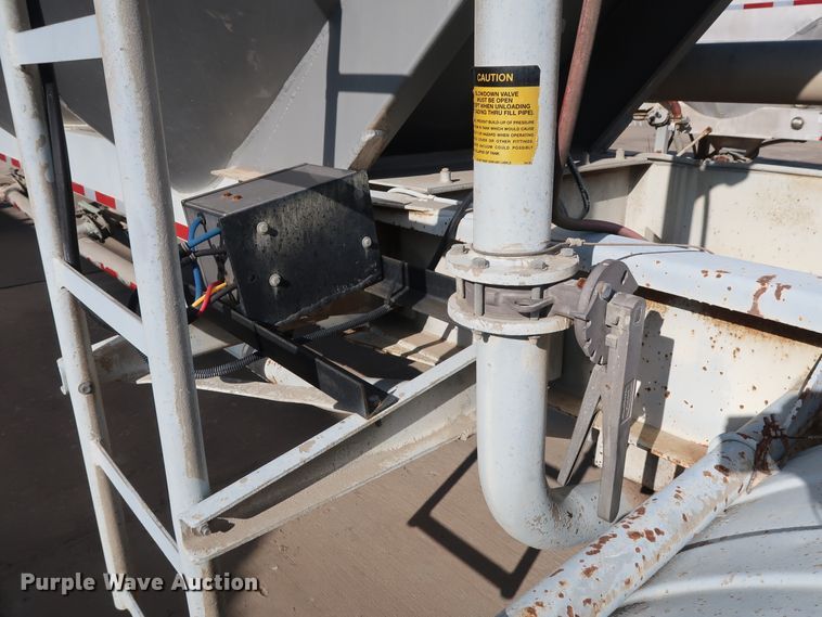 image for item DG7002 1991 Fruehauf HAB-F2-J1000 pneumatic dry bulk trailer