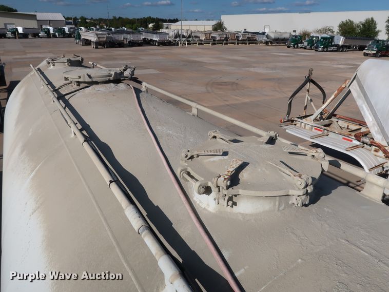 image for item DG7002 1991 Fruehauf HAB-F2-J1000 pneumatic dry bulk trailer