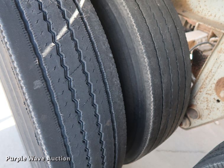 image for item DG7002 1991 Fruehauf HAB-F2-J1000 pneumatic dry bulk trailer