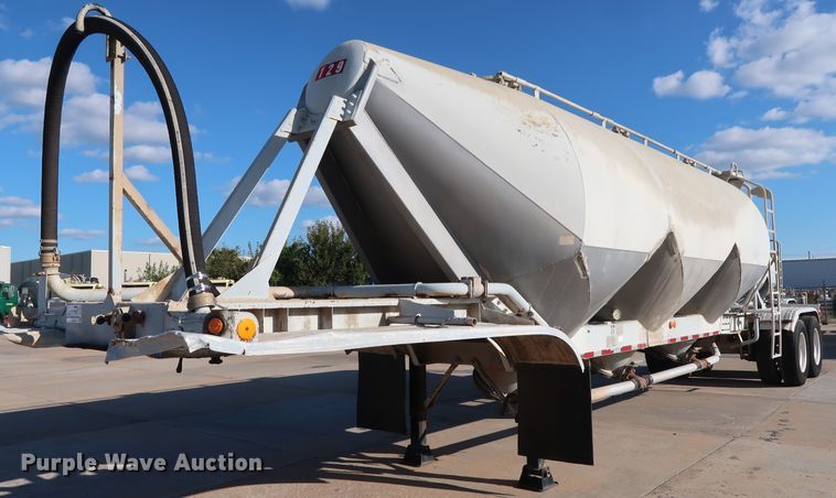 image for item DG7003 1984 Hobbs HAB-F2-J-1000 pneumatic dry bulk trailer