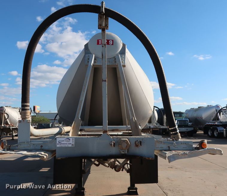 image for item DG7003 1984 Hobbs HAB-F2-J-1000 pneumatic dry bulk trailer