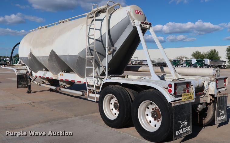 image for item DG7003 1984 Hobbs HAB-F2-J-1000 pneumatic dry bulk trailer