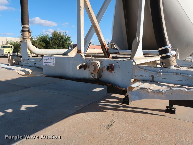 image for item DG7003 1984 Hobbs HAB-F2-J-1000 pneumatic dry bulk trailer