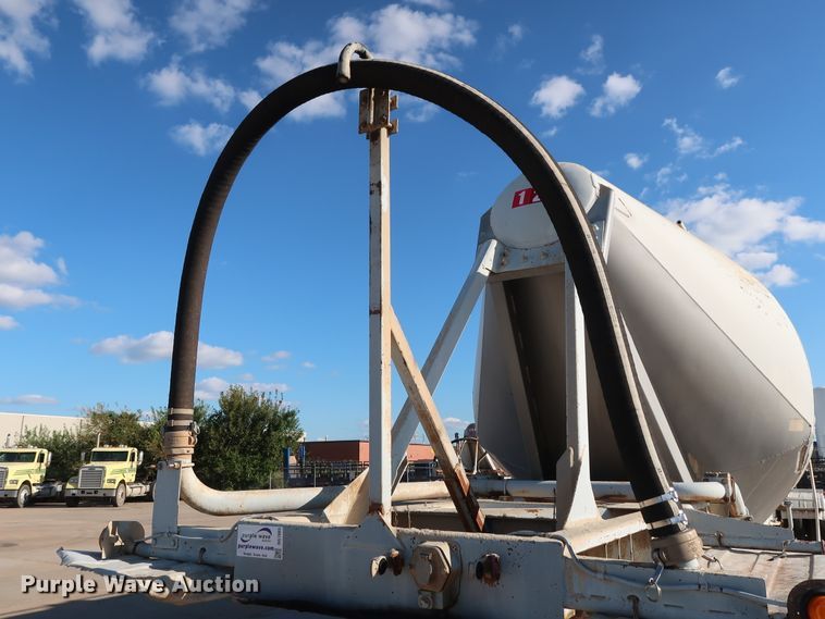 image for item DG7003 1984 Hobbs HAB-F2-J-1000 pneumatic dry bulk trailer