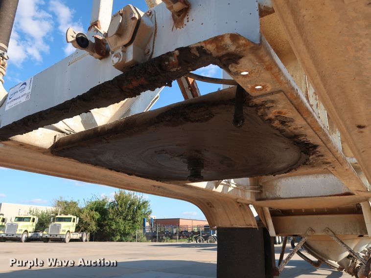 image for item DG7003 1984 Hobbs HAB-F2-J-1000 pneumatic dry bulk trailer