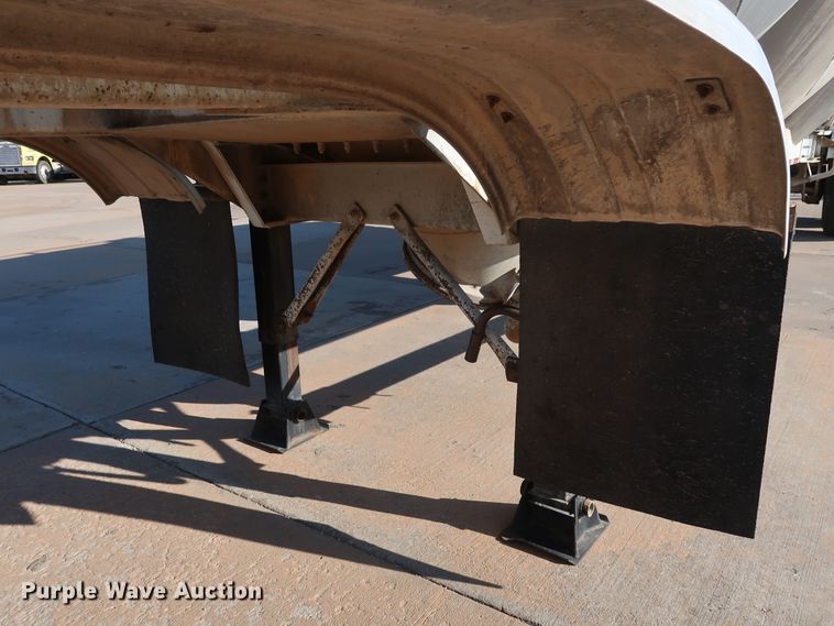 image for item DG7003 1984 Hobbs HAB-F2-J-1000 pneumatic dry bulk trailer