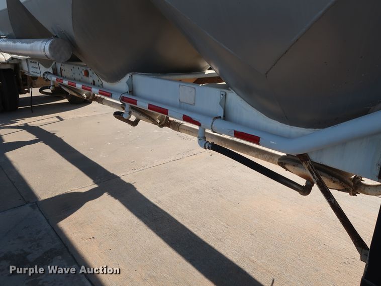 image for item DG7003 1984 Hobbs HAB-F2-J-1000 pneumatic dry bulk trailer