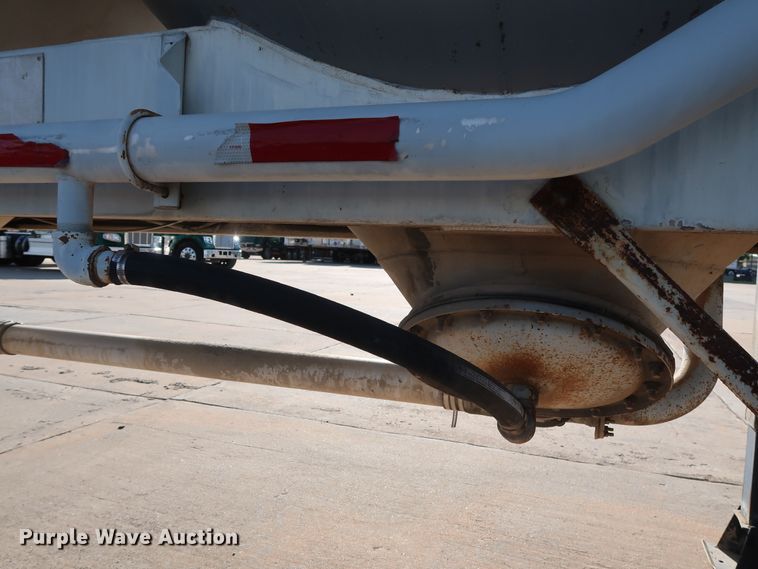 image for item DG7003 1984 Hobbs HAB-F2-J-1000 pneumatic dry bulk trailer