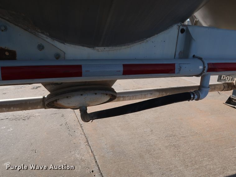 image for item DG7003 1984 Hobbs HAB-F2-J-1000 pneumatic dry bulk trailer