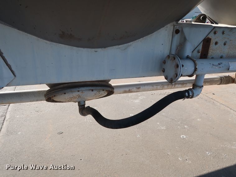 image for item DG7003 1984 Hobbs HAB-F2-J-1000 pneumatic dry bulk trailer