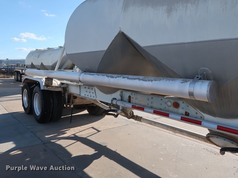 image for item DG7003 1984 Hobbs HAB-F2-J-1000 pneumatic dry bulk trailer