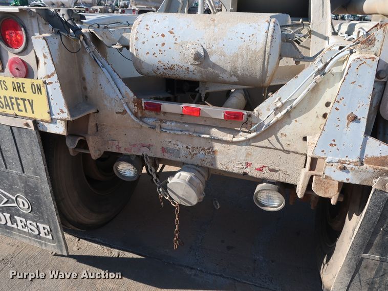 image for item DG7003 1984 Hobbs HAB-F2-J-1000 pneumatic dry bulk trailer