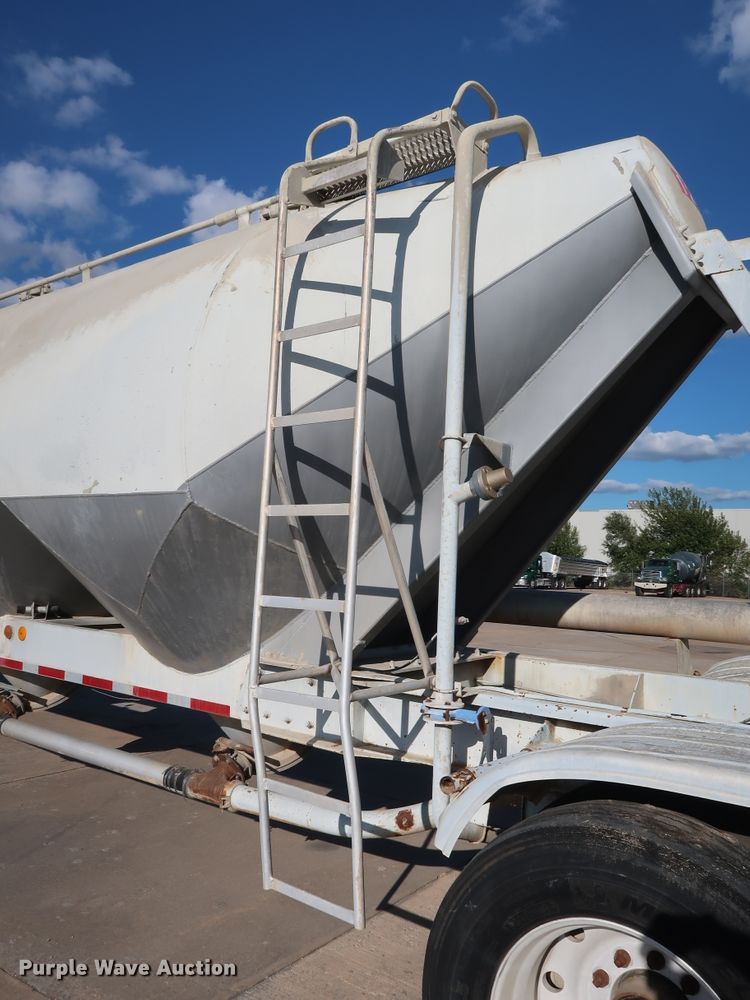 image for item DG7003 1984 Hobbs HAB-F2-J-1000 pneumatic dry bulk trailer