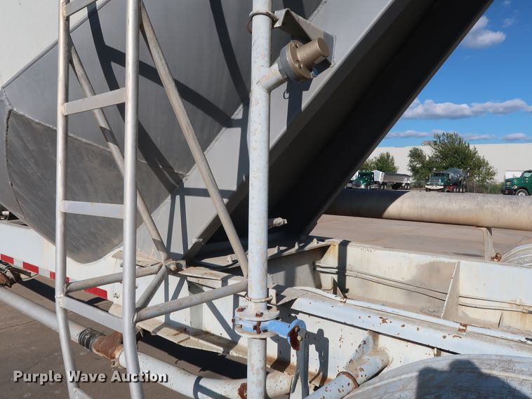 image for item DG7003 1984 Hobbs HAB-F2-J-1000 pneumatic dry bulk trailer