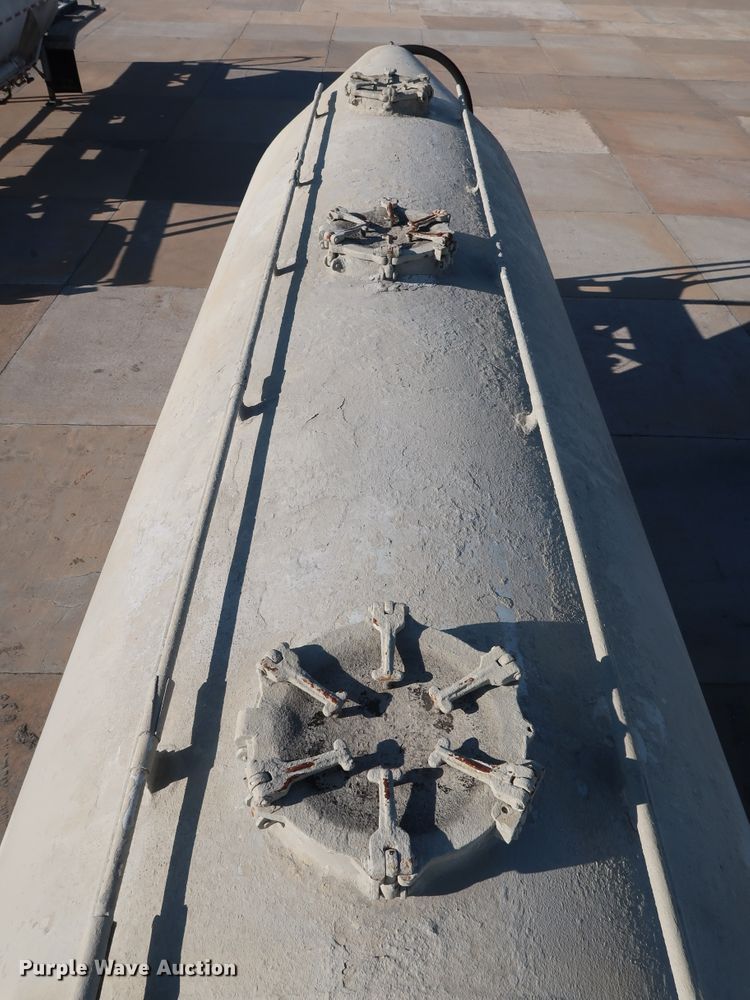 image for item DG7003 1984 Hobbs HAB-F2-J-1000 pneumatic dry bulk trailer