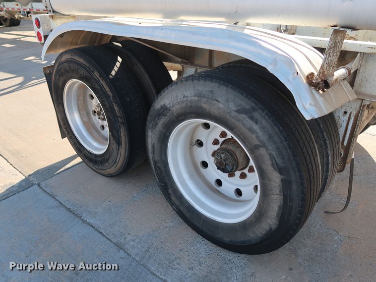 image for item DG7003 1984 Hobbs HAB-F2-J-1000 pneumatic dry bulk trailer