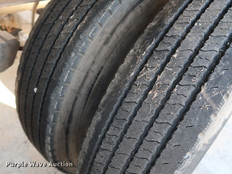 image for item DG7003 1984 Hobbs HAB-F2-J-1000 pneumatic dry bulk trailer