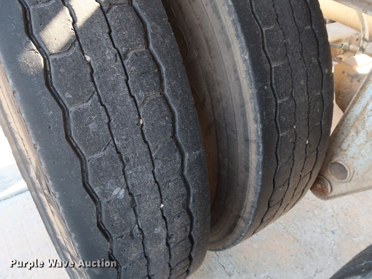 image for item DG7003 1984 Hobbs HAB-F2-J-1000 pneumatic dry bulk trailer