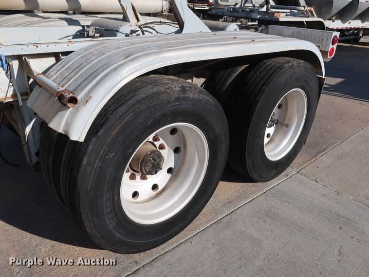 image for item DG7003 1984 Hobbs HAB-F2-J-1000 pneumatic dry bulk trailer