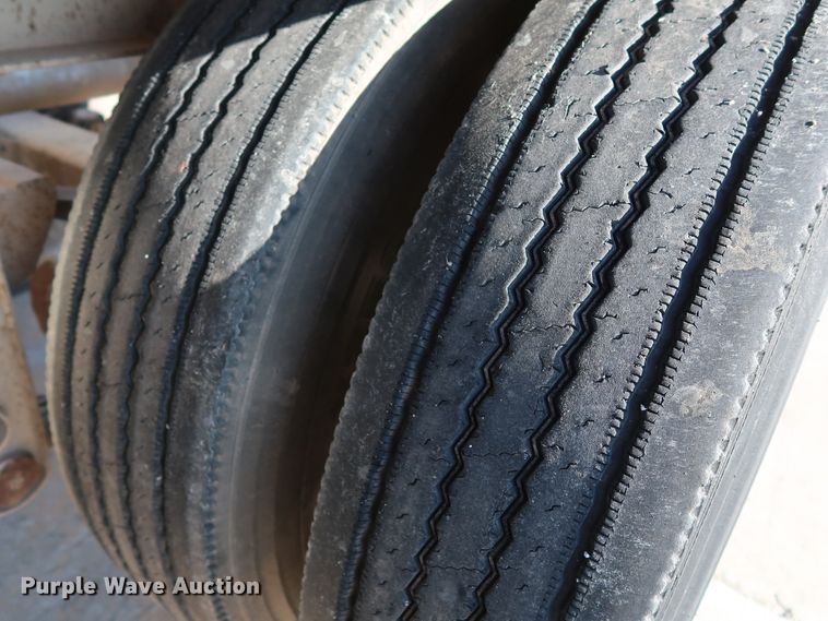 image for item DG7003 1984 Hobbs HAB-F2-J-1000 pneumatic dry bulk trailer