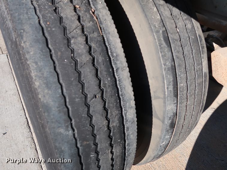 image for item DG7003 1984 Hobbs HAB-F2-J-1000 pneumatic dry bulk trailer