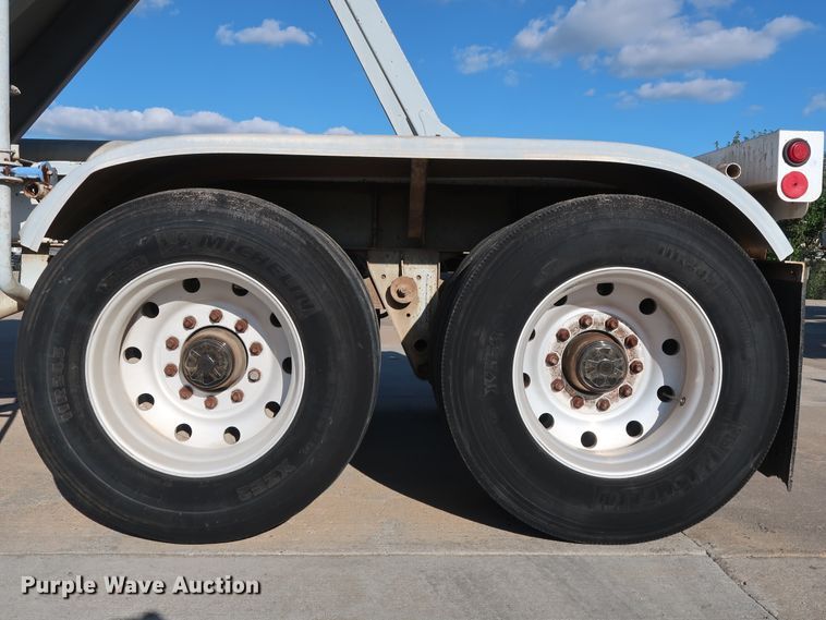 image for item DG7003 1984 Hobbs HAB-F2-J-1000 pneumatic dry bulk trailer