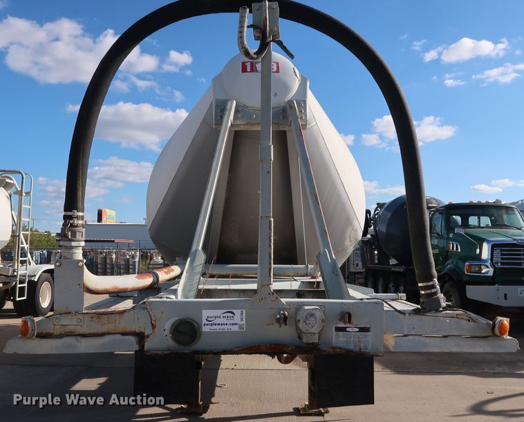 image for item DG7004 1991 Fruehauf HAB-F2-J1000 pneumatic dry bulk trailer