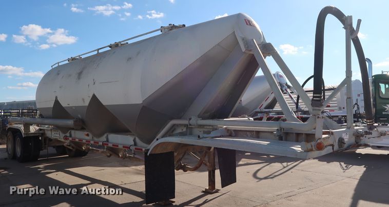 image for item DG7004 1991 Fruehauf HAB-F2-J1000 pneumatic dry bulk trailer