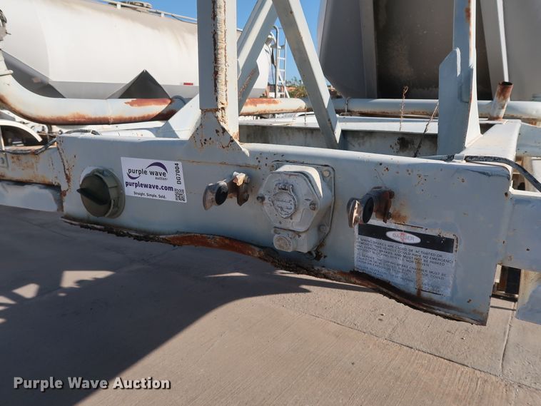 image for item DG7004 1991 Fruehauf HAB-F2-J1000 pneumatic dry bulk trailer