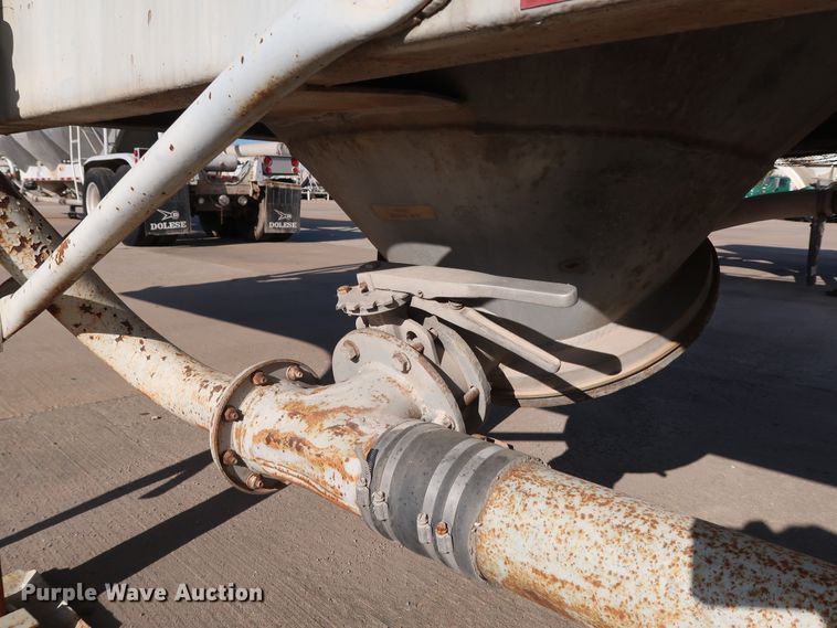 image for item DG7004 1991 Fruehauf HAB-F2-J1000 pneumatic dry bulk trailer