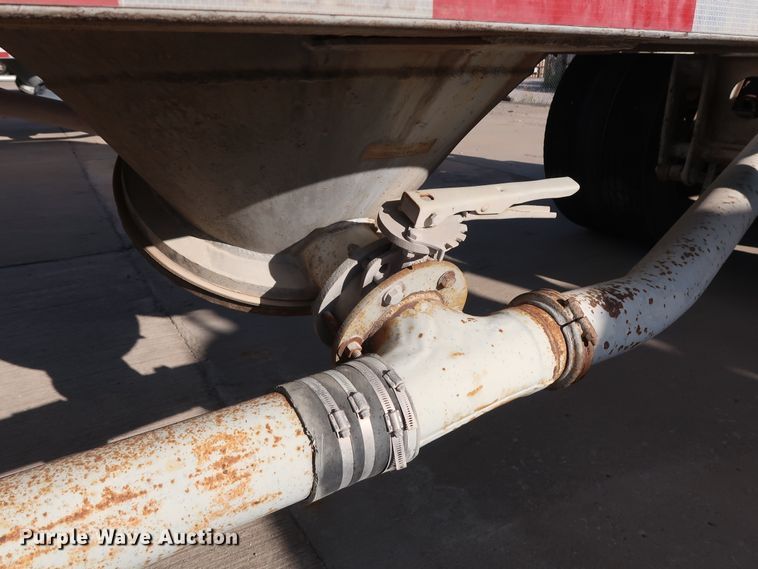 image for item DG7004 1991 Fruehauf HAB-F2-J1000 pneumatic dry bulk trailer