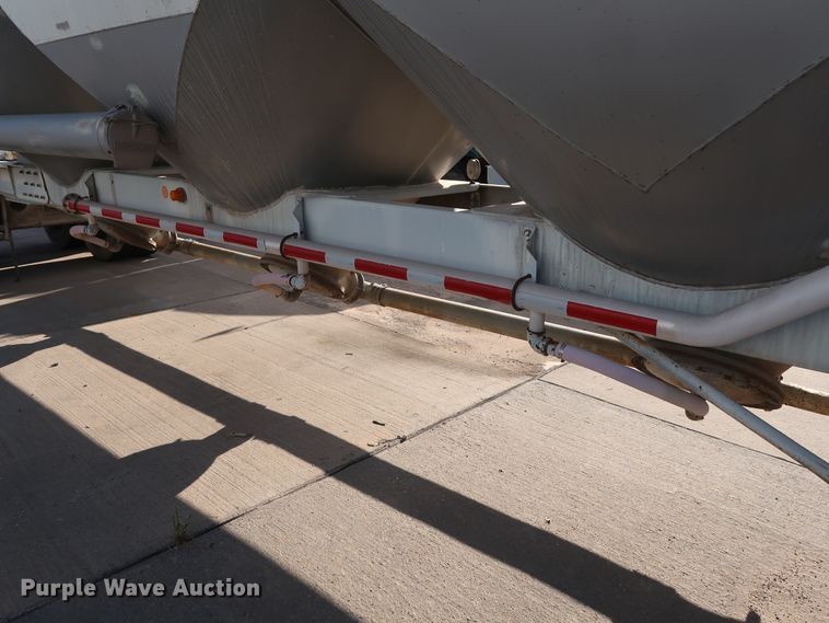 image for item DG7004 1991 Fruehauf HAB-F2-J1000 pneumatic dry bulk trailer