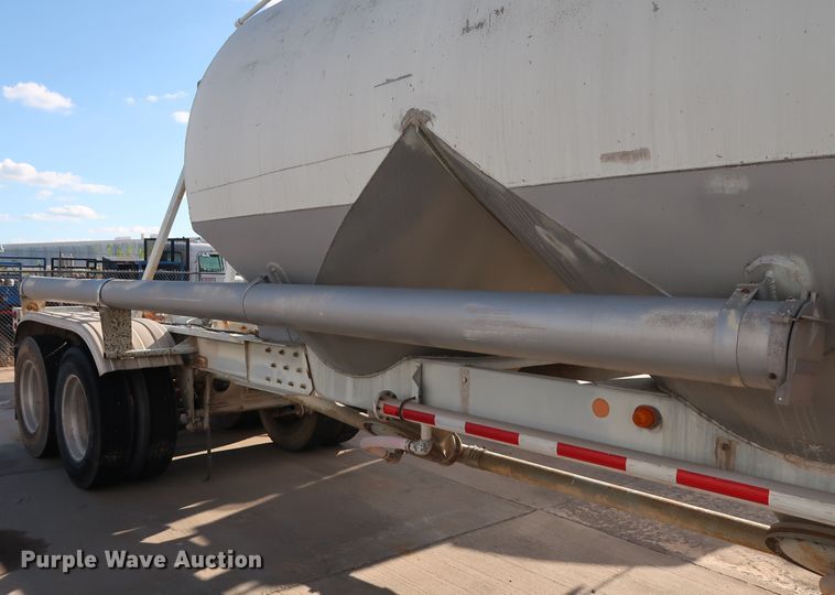 image for item DG7004 1991 Fruehauf HAB-F2-J1000 pneumatic dry bulk trailer