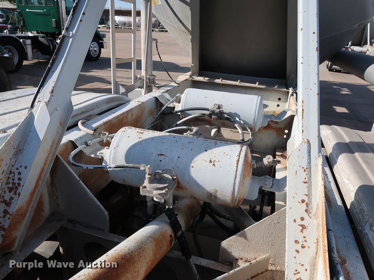 image for item DG7004 1991 Fruehauf HAB-F2-J1000 pneumatic dry bulk trailer