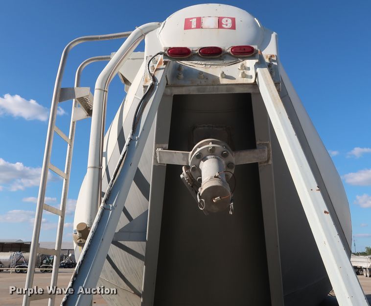 image for item DG7004 1991 Fruehauf HAB-F2-J1000 pneumatic dry bulk trailer