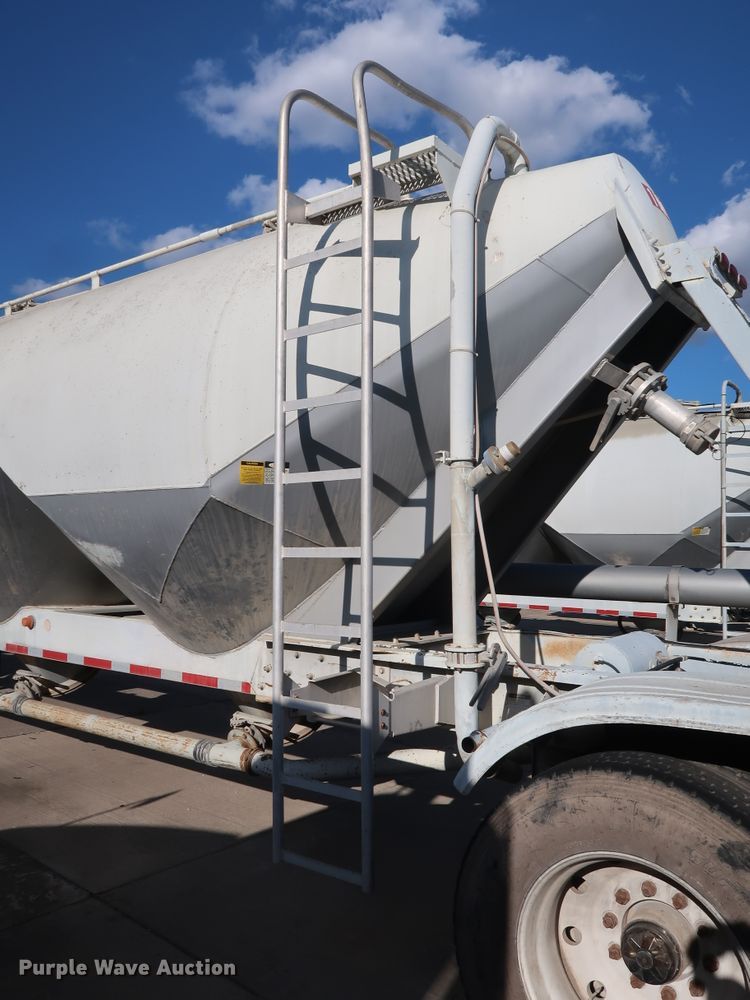 image for item DG7004 1991 Fruehauf HAB-F2-J1000 pneumatic dry bulk trailer