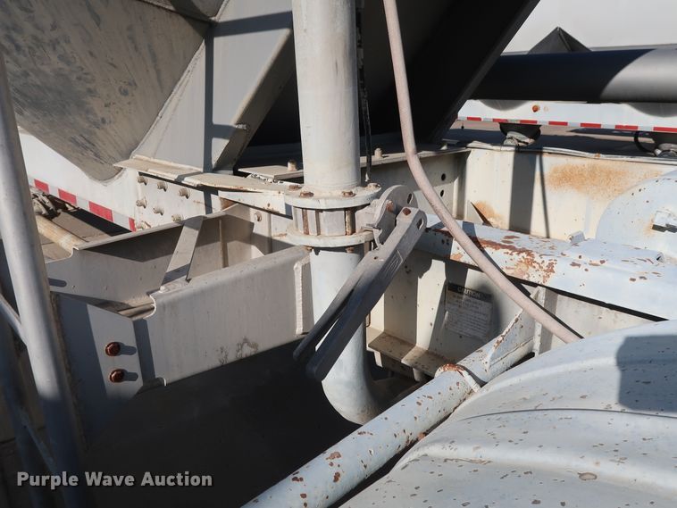 image for item DG7004 1991 Fruehauf HAB-F2-J1000 pneumatic dry bulk trailer