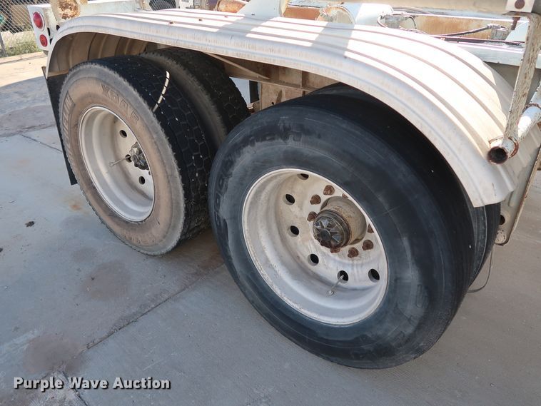 image for item DG7004 1991 Fruehauf HAB-F2-J1000 pneumatic dry bulk trailer