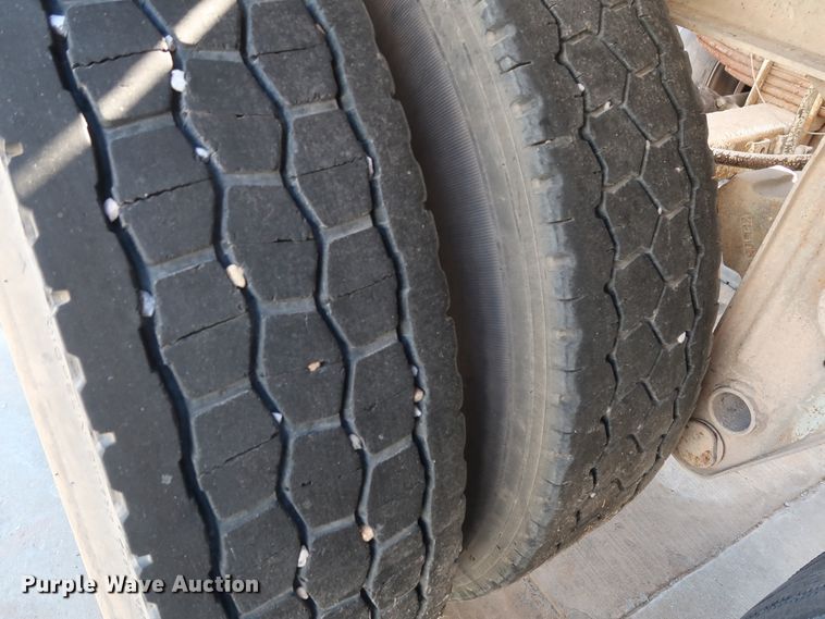 image for item DG7004 1991 Fruehauf HAB-F2-J1000 pneumatic dry bulk trailer