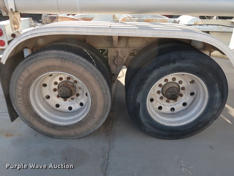 image for item DG7004 1991 Fruehauf HAB-F2-J1000 pneumatic dry bulk trailer