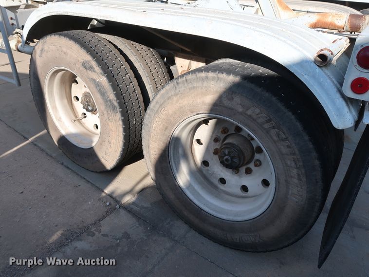 image for item DG7004 1991 Fruehauf HAB-F2-J1000 pneumatic dry bulk trailer