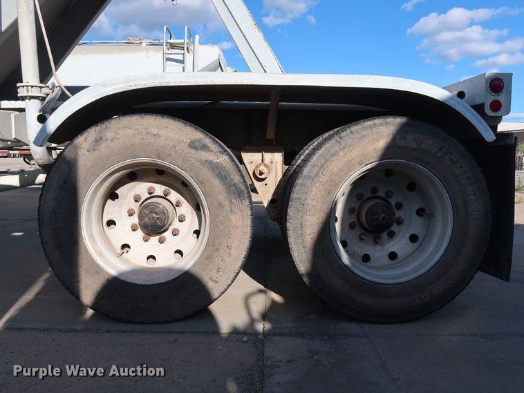 image for item DG7004 1991 Fruehauf HAB-F2-J1000 pneumatic dry bulk trailer