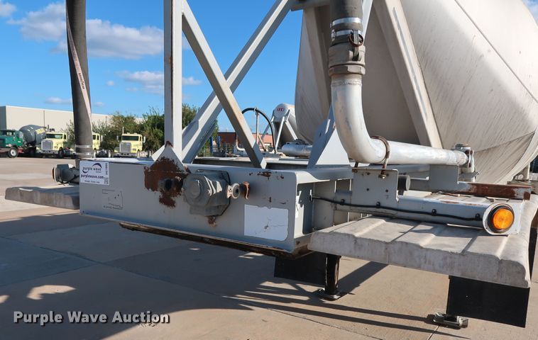 image for item DG7005 1998 Fruehauf HAB-T2-J1000X pneumatic dry bulk trailer