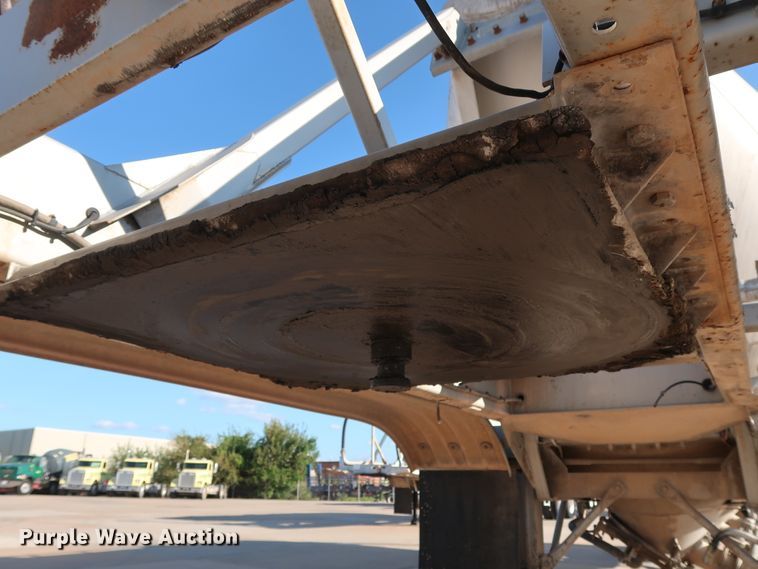 image for item DG7005 1998 Fruehauf HAB-T2-J1000X pneumatic dry bulk trailer