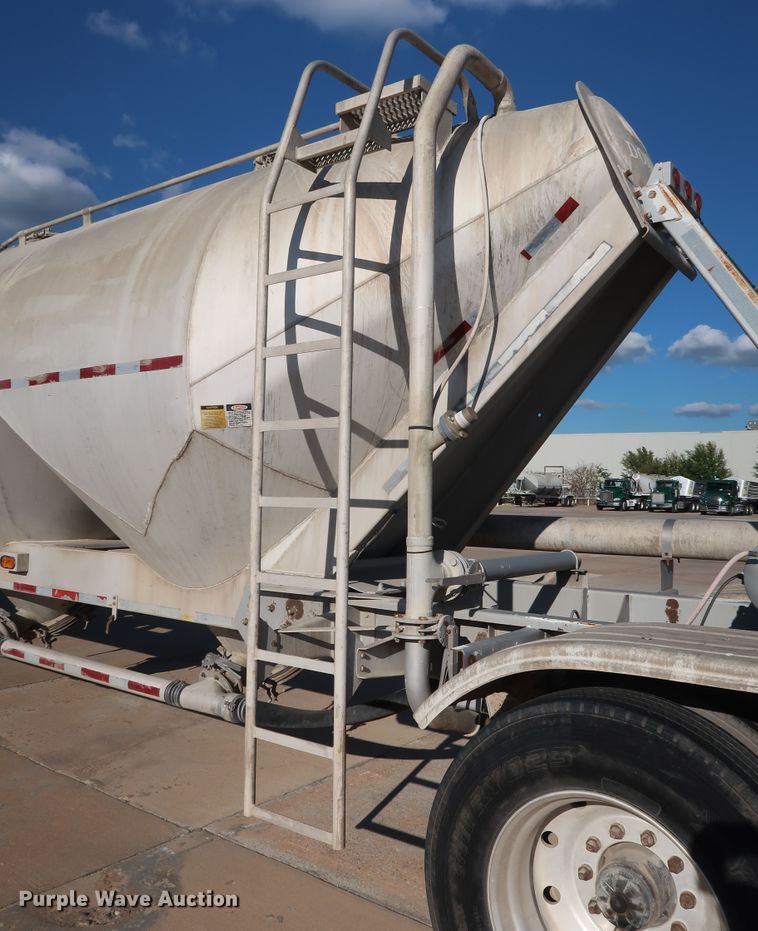 image for item DG7005 1998 Fruehauf HAB-T2-J1000X pneumatic dry bulk trailer