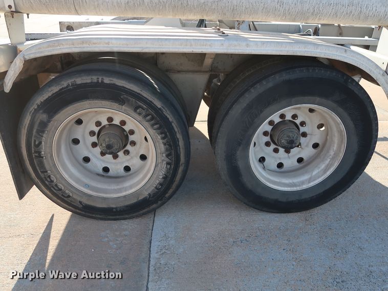 image for item DG7005 1998 Fruehauf HAB-T2-J1000X pneumatic dry bulk trailer