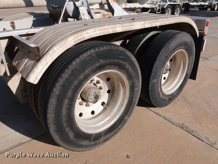 image for item DG7005 1998 Fruehauf HAB-T2-J1000X pneumatic dry bulk trailer